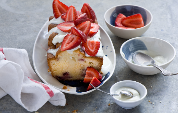 Сладкий кекс со свежей клубникой и сливками 