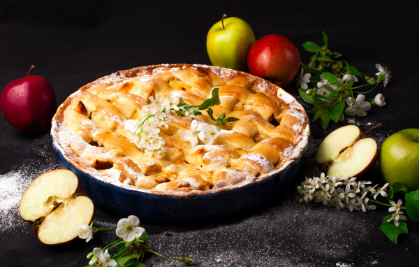 Сладкий пирог со свежими яблоками
