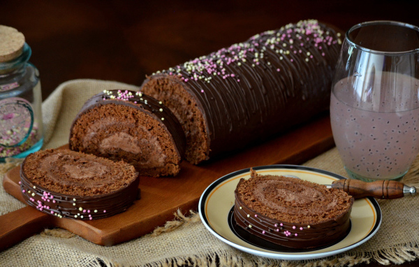 Сладкий рулет в шоколаде с шоколадным кремом