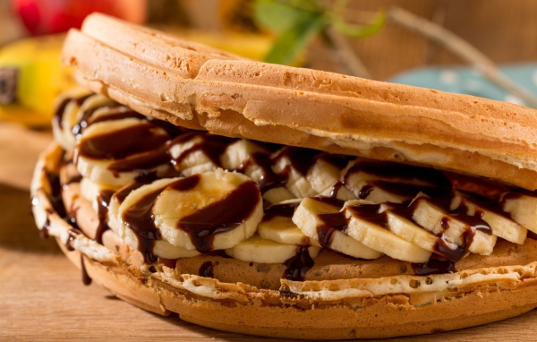 Сладкие вафли с бананами и шоколадом