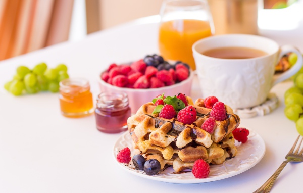 Сладкие  вафли с ягодами малины и черники на завтрак