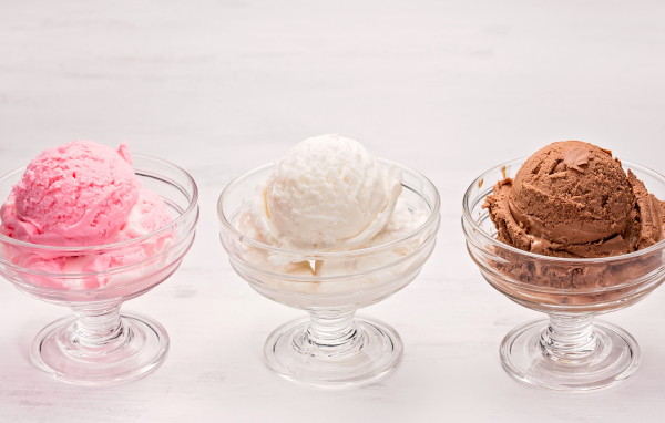 Три креманки с шариками мороженого