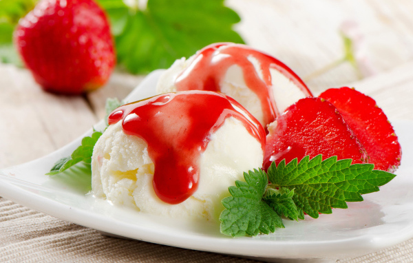 Шарики ванильного мороженого с клубничным джемом