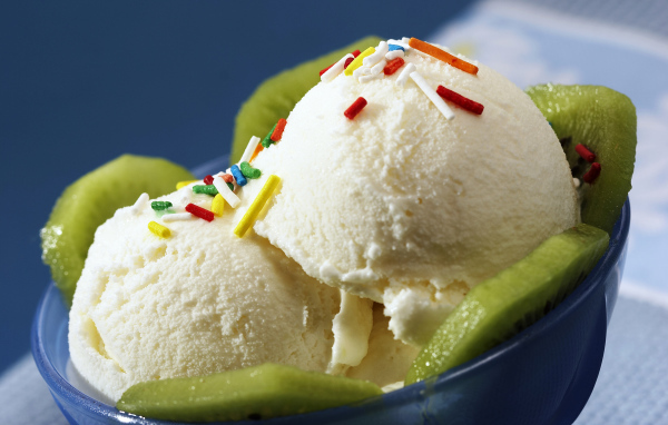 Ванильное мороженое с кусочками киви в синей тарелке