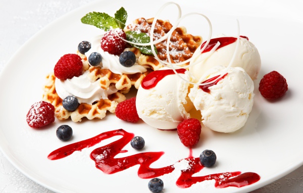 Ванильное мороженое с вафлями и свежими фруктами 