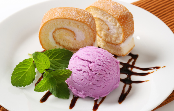 Ванильный рулет с мороженым 