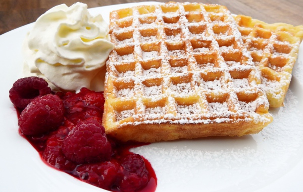 Вафли с малиновым джемом и сливками 