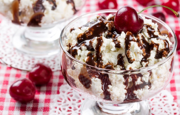 Белое сливочное мороженое с шоколадом и черешней 