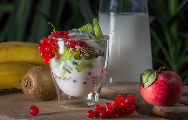 Йогурт с яблоками, киви и красной смородиной на завтрак