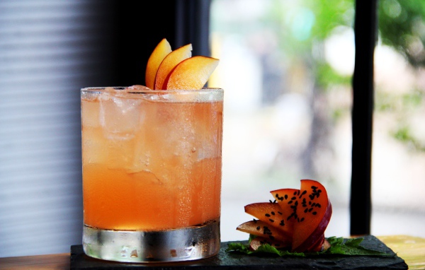 Коктейль с ромом, льдом, кусочками манго и мятой  в стакане