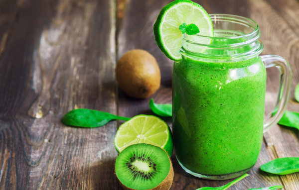 Вкусный зеленый коктейль с киви и лаймом 