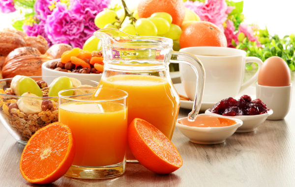 Свежевыжатый апельсиновый сок на завтрак 