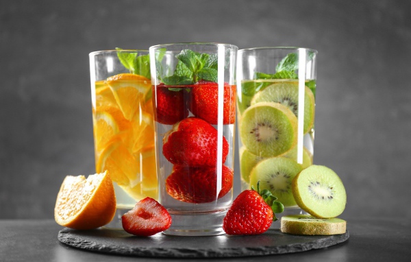 Фруктовый коктейль мохито в прозрачных стаканах 