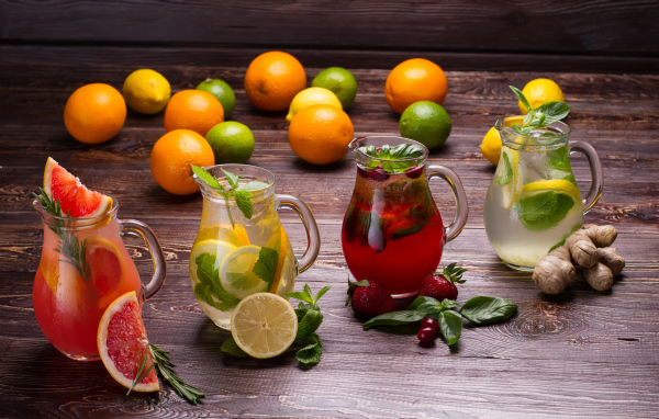 Стеклянные  кувшины с фруктовыми напитками 