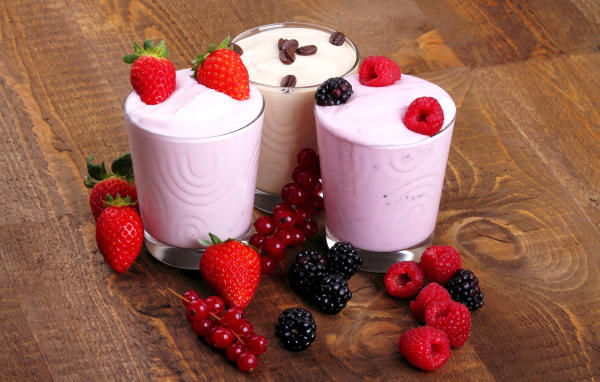 Молочные  коктейли с ягодами малины, клубники и ежевики 