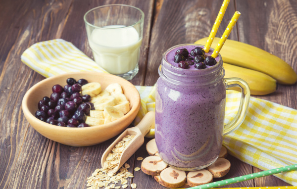 Молочный коктейль с ягодами черники и бананами 