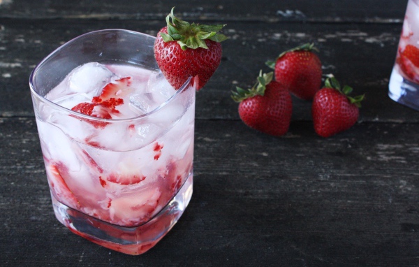 Клубничный коктейль в стакане со льдом