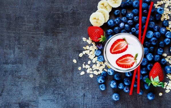 Клубничный молочный коктейль с фруктами текстура  