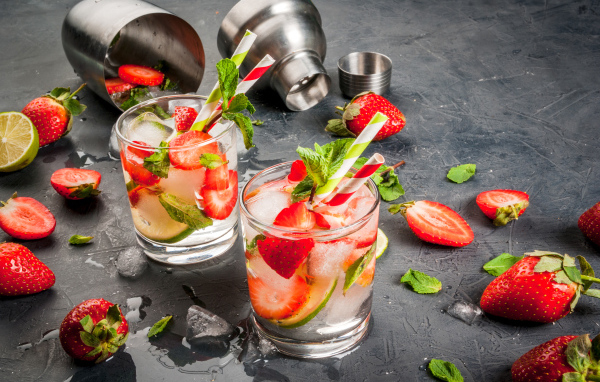 Летний напиток мохито с клубникой, лаймом и листьями мяты