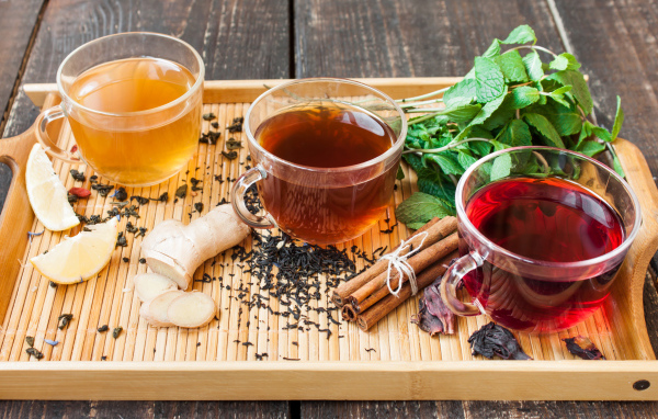 Три чашки чая с имбирем корицей и мятой