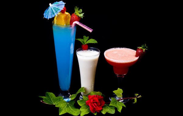Три аппетитных коктейля на черном фоне