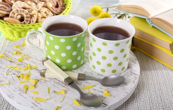 Две чашки ароматного чая с печеньем 