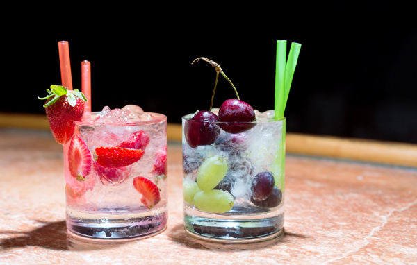 Два стакана холодного напитка с ягодами