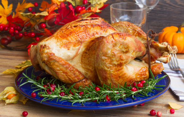 Аппетитная запеченная курица на блюде 