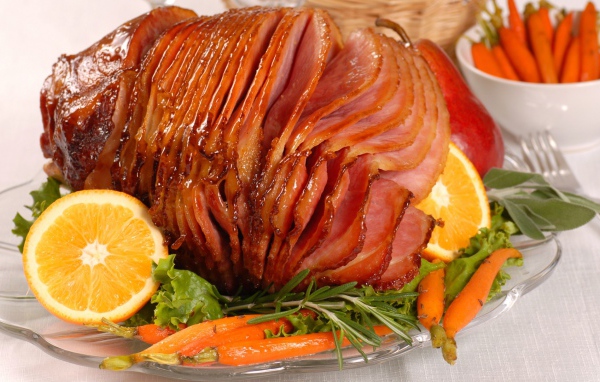 Аппетитный нарезанный кусок мяса с  лимоном 