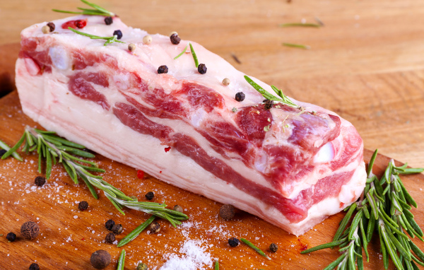 Аппетитное свежее сало со специями и базиликом