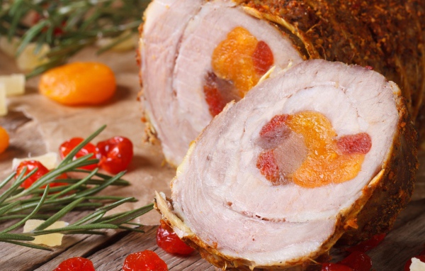 Аппетитный мясной рулет с курагой 
