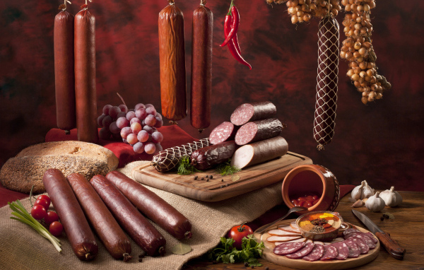 Аппетитные колбасы и хлеб на столе 