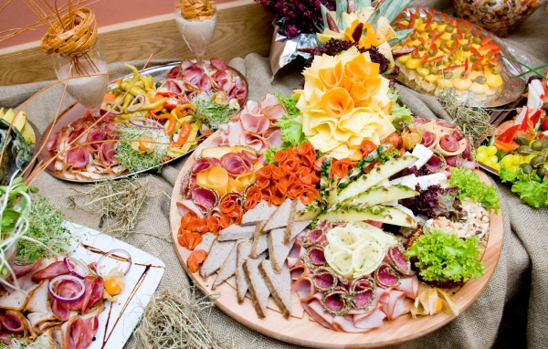 Аппетитные нарезки на праздничном столе