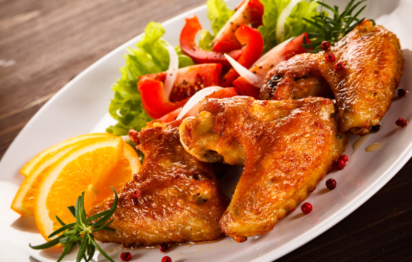 Запеченные куриные крылышки с овощами 