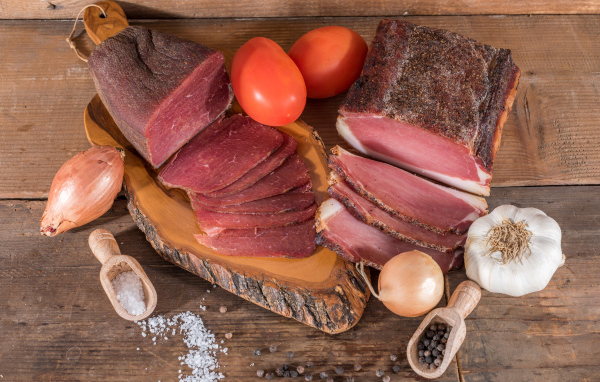 Вкусное вяленое мясо со специями на разделочной доске