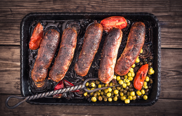 Жареные аппетитные сосиски с овощами 