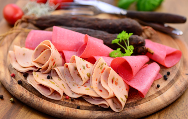 Колбасная нарезка на деревянной доске 