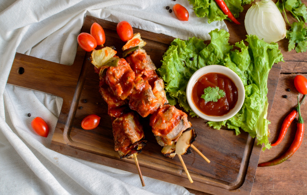 Шашлык на шпажках с томатным соусом  