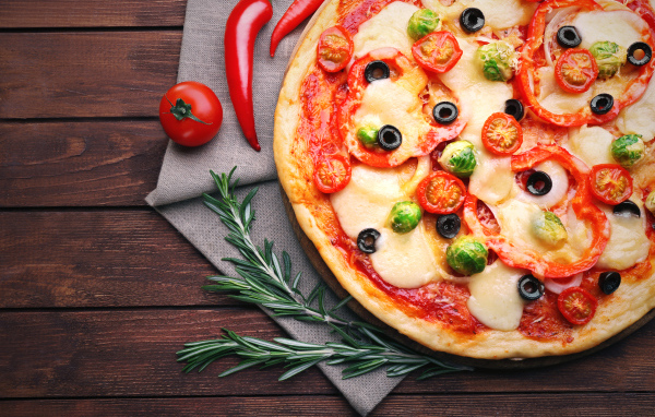 Аппетитная пицца с помидорами и болгарским перцем