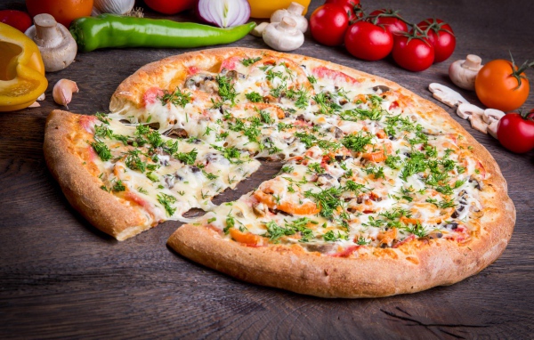 Аппетитная пицца с овощами и сыром 