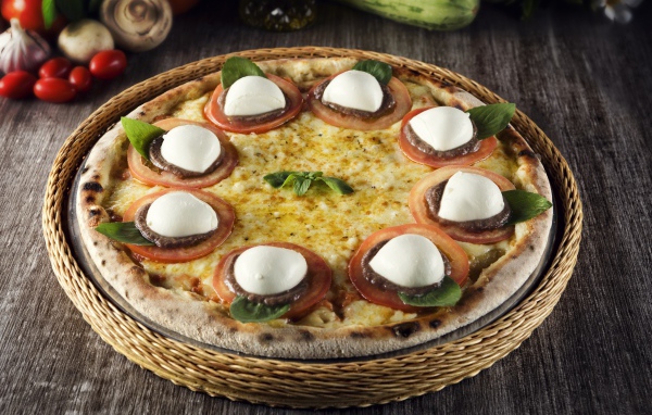 Свежая пицца с сыром и помидорами 