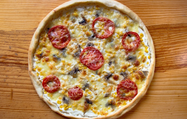 Итальянская пицца с помидорами и сыром на столе