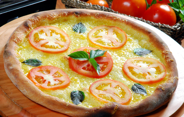 Пицца с сыром и помидорами с аппетитными зажаренными краями