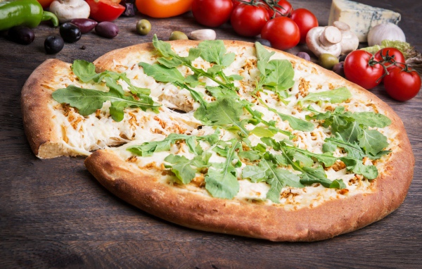 Румяная пицца с сыром,  томатами и зеленью 