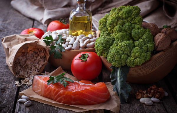 Кусок красной рыбы на столе с овощами