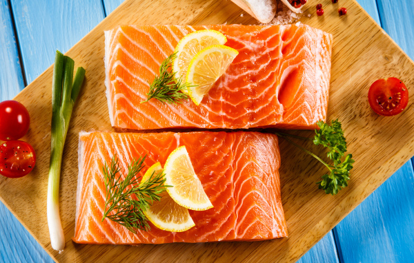 Аппетитные кусочки красной рыбы с лимоном 