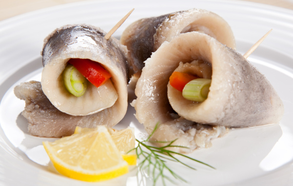 Аппетитные рулеты из сельди с овощами 