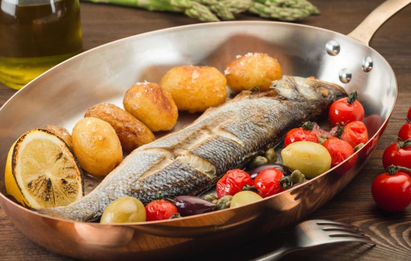 Рыба запеченная с картофелем, лимоном и помидорами