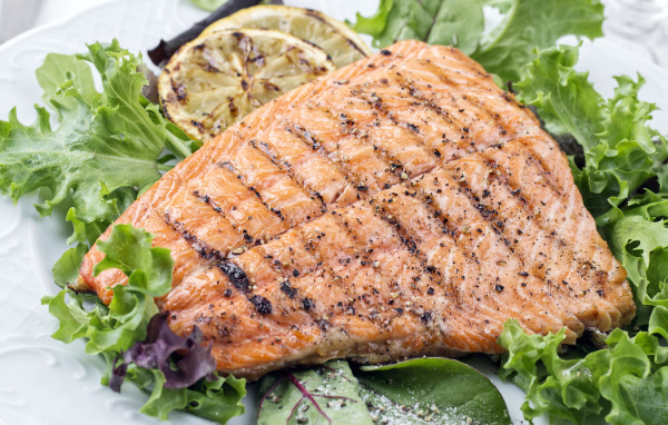 Вкусный кусок жареной рыбы со специями