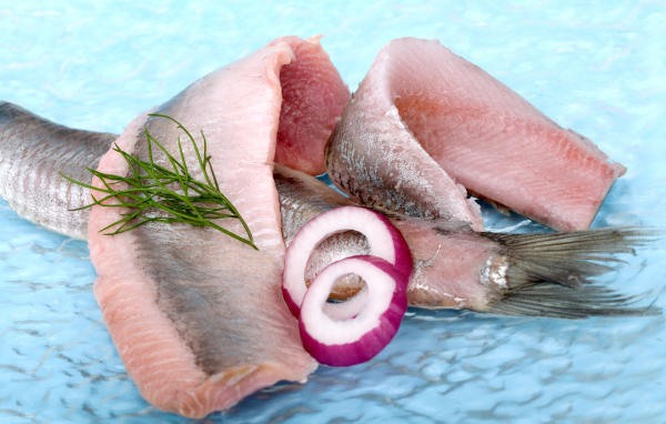 Филе сельди с кольцами лука и зеленью укропа